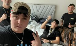 صورة فضحتهم.. سرقوا مقتنيات نجم أميركي وتصورا بها